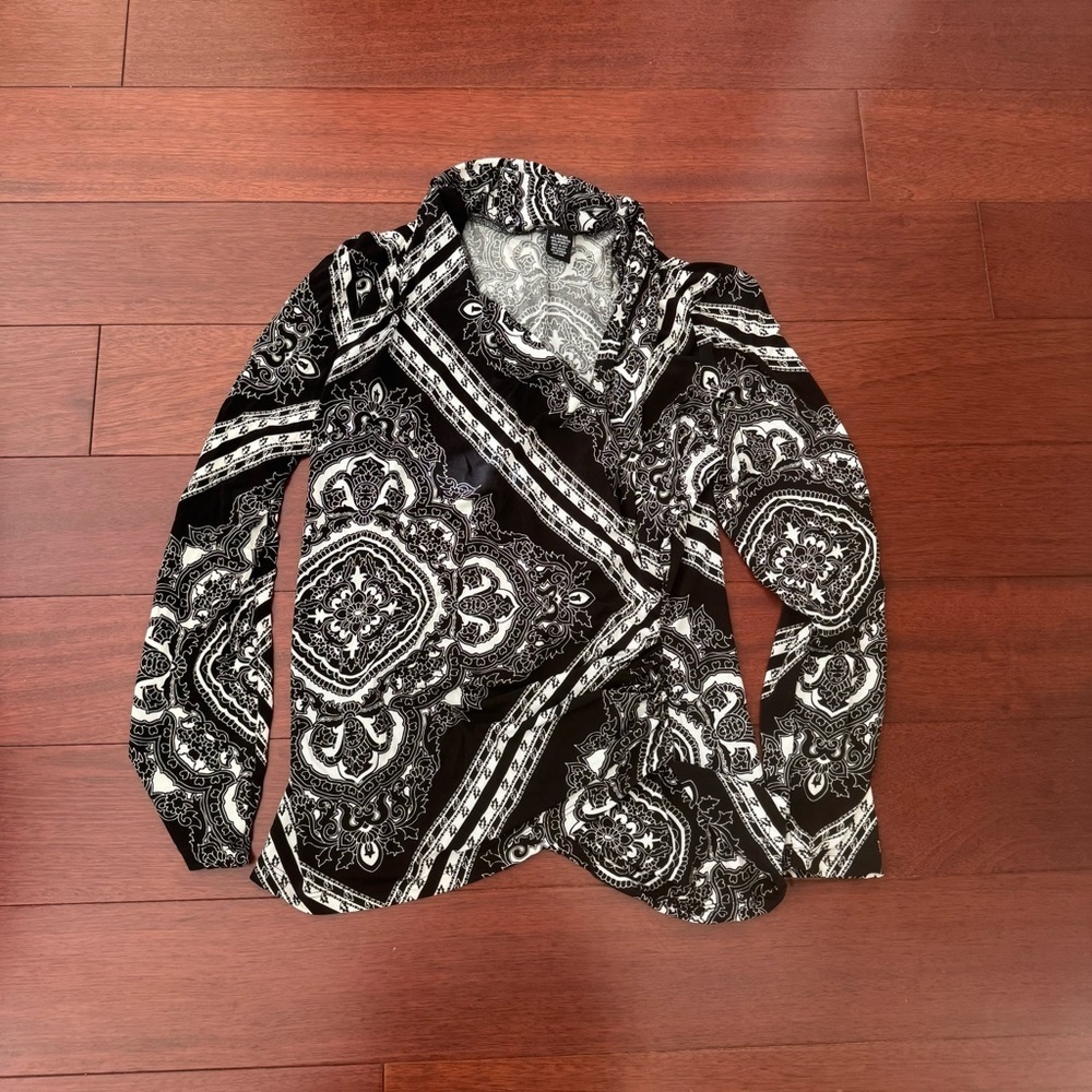 Chic Black and White Paisley Women's Blouse - Picture 3 of 5